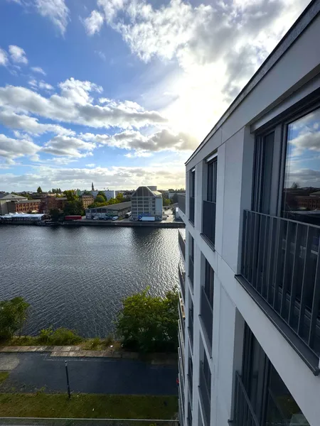Oberste Etage mit Wasserblick | Moderne 2-Zimmer-Wohnung in Bestlage — photo 1